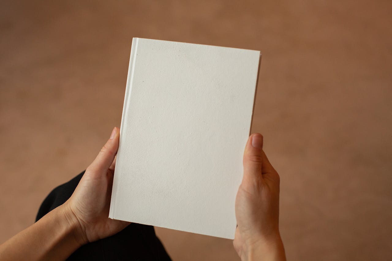 Diseño de cubierta de libro profesional con tipografía y composición editorial coherente