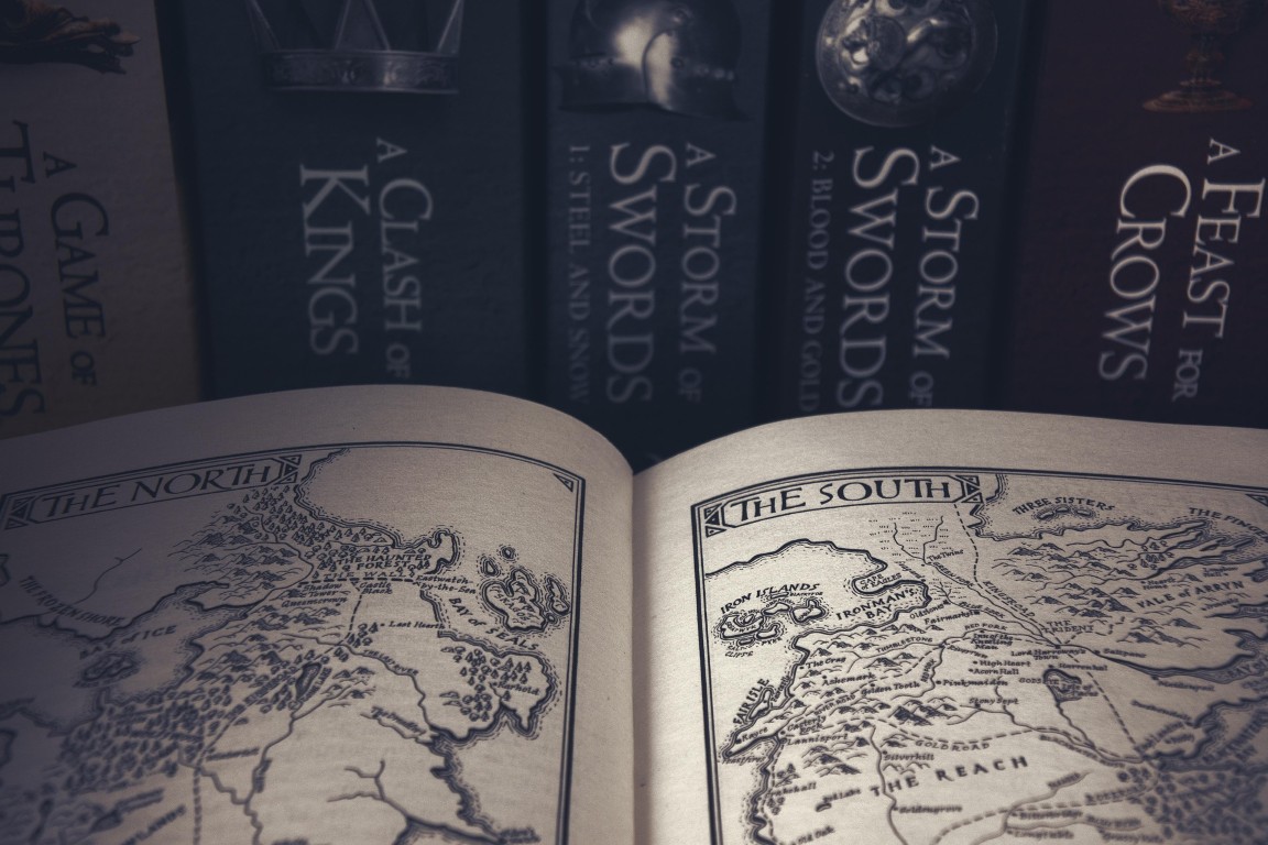 ¿Cómo maquetar mapas para imprimir en KDP? Guía para evitar páginas borrosas en tu novela de fantasía Libro de fantasía abierto mostrando un mapa perfectamente impreso en KDP
