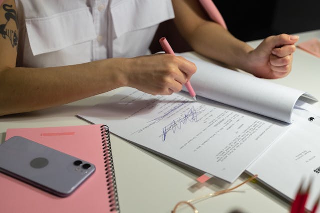 Autopublicar con calidad: cuándo decir “ya está listo” autor revisando manuscrito antes de autopublicar