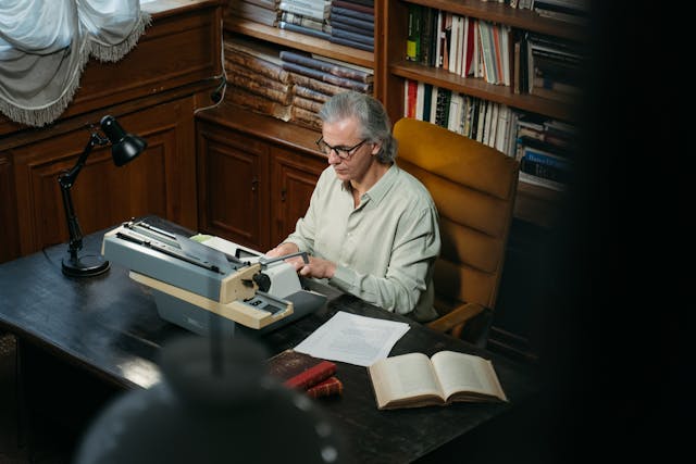 Qué puedes corregir tú como autor y qué conviene dejar en manos profesionales corregir tu obra
