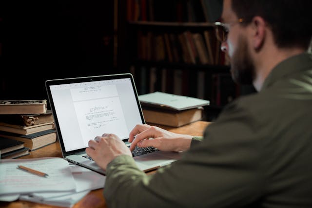 Por qué corregir tu libro con ChatGPT no es suficiente corregir un libro con inteligencia artificial
