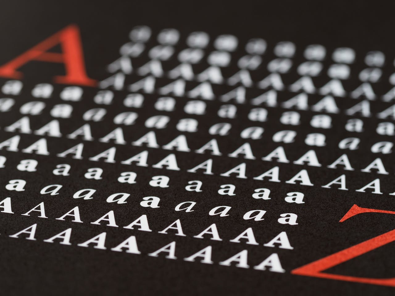 Cómo elegir tipografías para libros de fantasía: Guía de diseño editorial Maquetación interior de un libro de fantasía con tipografía serif clásica y letra capitular.