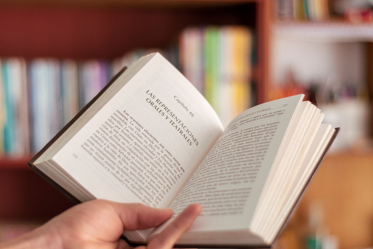 Errores de maquetación en autopublicación: cómo evitar que tu libro parezca amateur Libro abierto con maquetación limpia y tipografía cuidada para evitar errores de autoedición