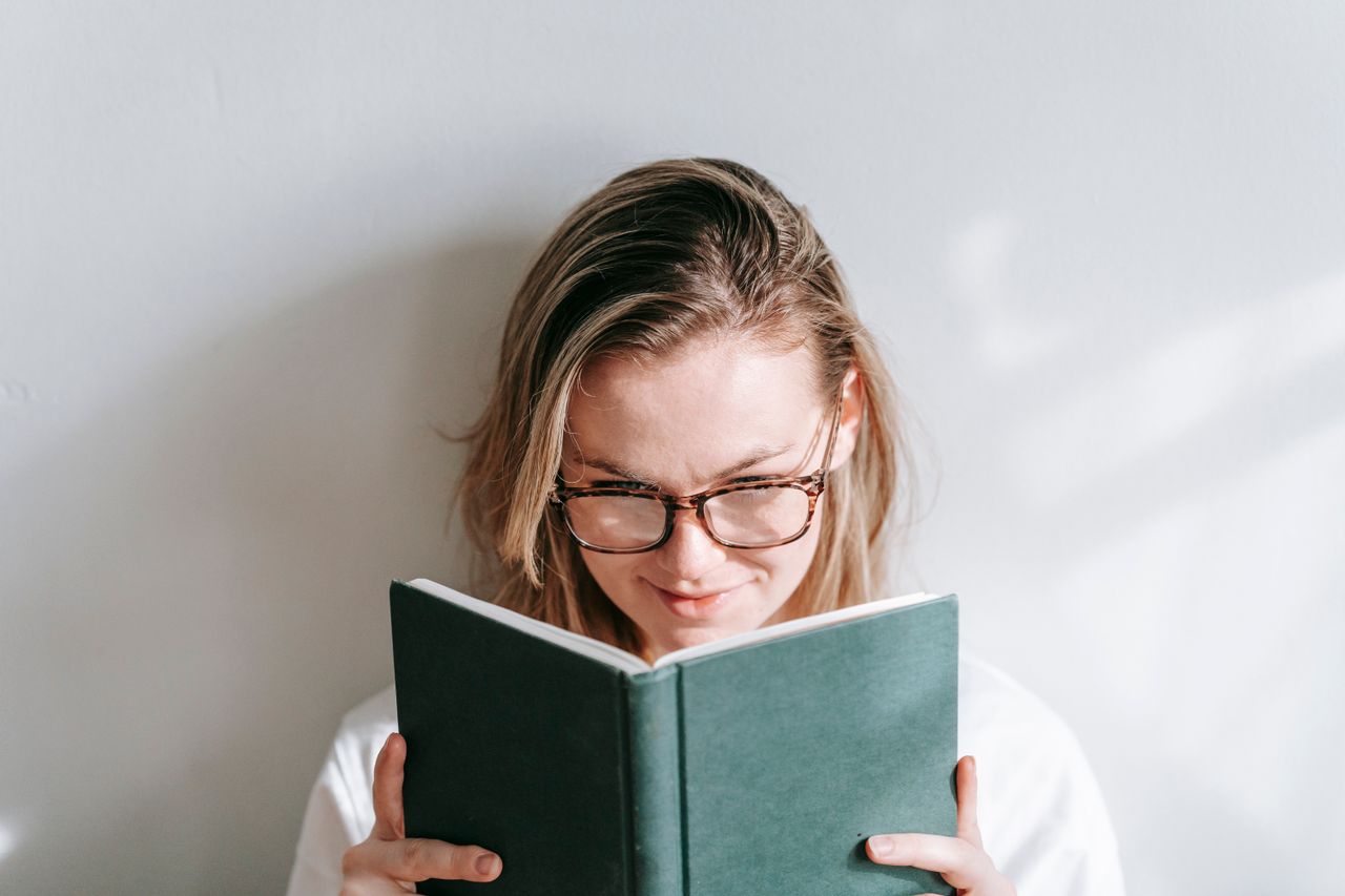 Escritora de novela romántica revisando el ritmo de su manuscrito para autopublicación